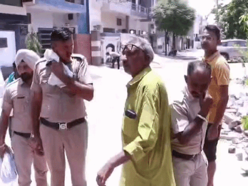 खुद को रिटायर्ड एसडीओ बताने वाला व्यक्ति, टीम से बहस करते हुए