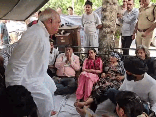 पंचकूला में आमरण अनशन पर बैठी महिला अभ्यर्थियों को आशीर्वाद देते हुए पूर्व सीएम भूपेंद्र हुड्डा।