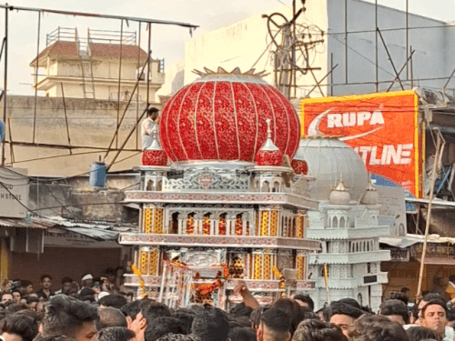 सीकर में शाम को ताजिए कर्बला मैदान पहुंचे।