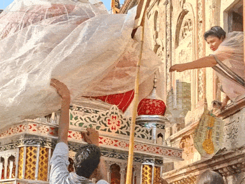 मोचीवाड़ा में ताजियों को नोटों की माला पहनाते हुए।