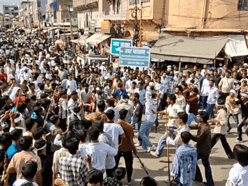 जाट बाजार में युवाओं में कई बार नोंकझोंक हुई।