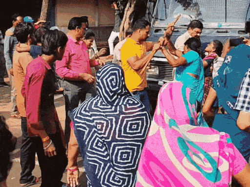 परिजनों ने दोषियों को जेल ले जाने से रोक दिया था.