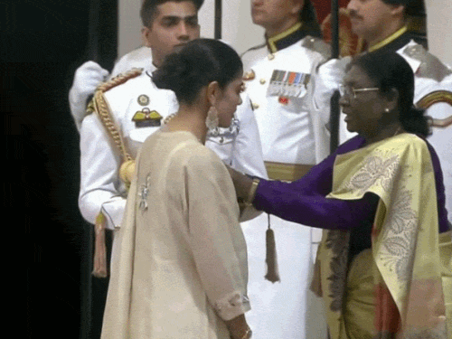 राष्ट्रपति द्रौपदी मुर्मू हॉकी प्लेयर सविता पूनिया को पद्म श्री अवार्ड से सम्मानित करते हुए