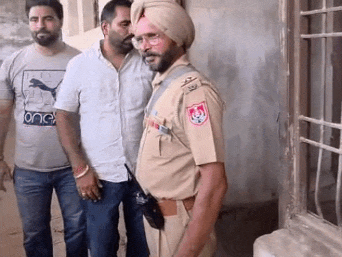 हत्या की सूचना मिलते ही मौके पर पहुंची पुलिस जांच करती हुई।