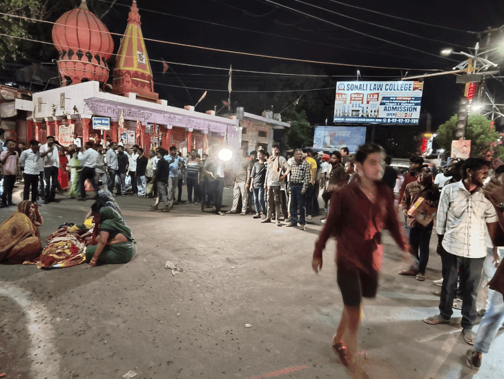 युवक की मौत के बाद परिजनों ने शव को सड़क पर रखकर जाम लगा दिया.