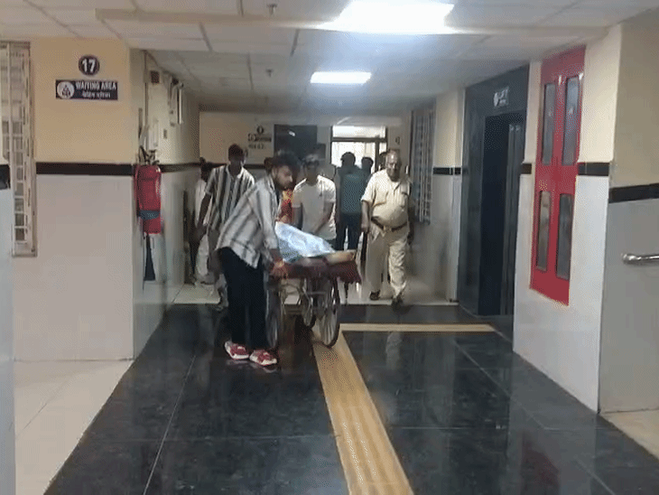 मौत के बाद कर्मचारी को अस्पताल ले जाया गया.