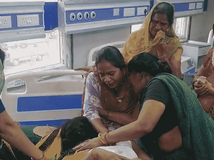मां अपने बेटे के शव से लिपटकर रोती रही.