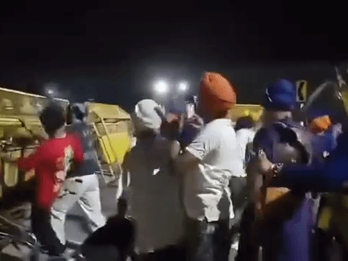 बैरिकेडिंग तोड़कर देहरादून में घुसते हुए निहंग।