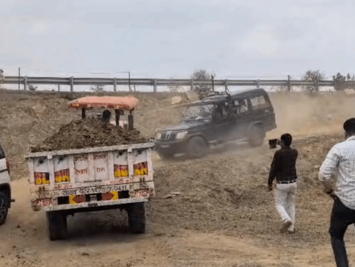 टीम ने छापा मारा तो चालक हाइड्रा लेकर भाग गया। दूसरे चालक ने ट्रैक्टर-ट्रॉली को बीच सड़क पर खड़ा कर दिया।