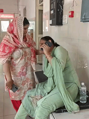 अस्पताल में विलाप करते मृतकों के परिजन।