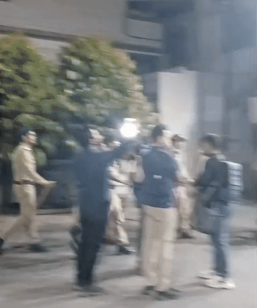 देहरादून के रेसकोर्स गुरुद्वारे में निहंगों से एसएसपी और डीएम ने बातचीत की।