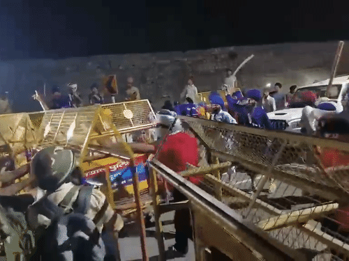 निहंगों ने तलवारों और लाठी-डंडों से पुलिस की बैरिकेडिंग को तोड़ डाला।