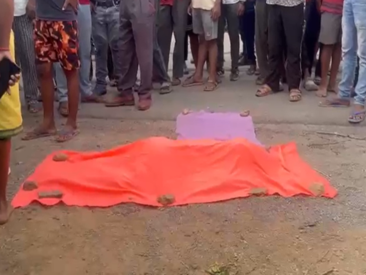 बच्चे की मौत के बाद ग्रामीणों ने किया चक्काजाम।