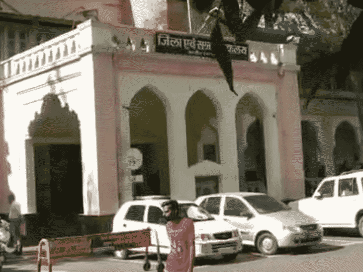 बर्खास्त पुलिस अधिकारी ने इंदौर जिला न्यायालय की विशेष अदालत में परिवाद दायर किया है.