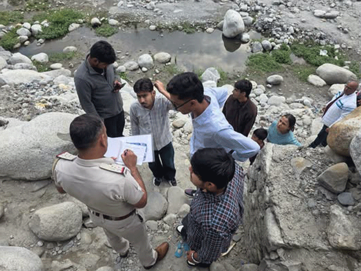 Manali police issuing challans to tourists who ignored the warning written on the signboard.