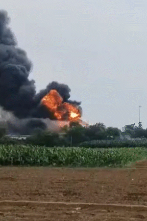 LPG टैंकर के टोल प्लाजा से टकराने के बाद तेज धमाका हुआ। आग की ऊंची लपटें उठीं।