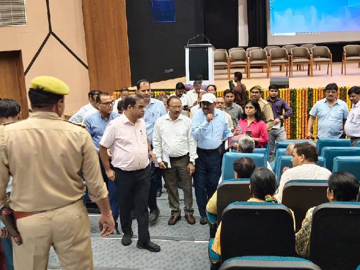 नोएडा के प्रशासनिक भवन का निरीक्षण करते अधिकारी