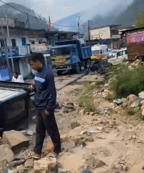 उत्तराखंड के चमोली में बादल फटने के बाद मलबे में थार कार फंस गई।