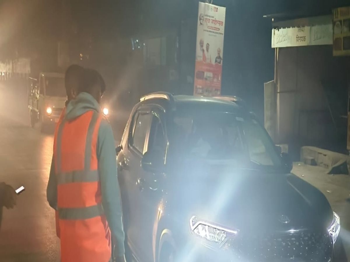 तेलीबांधा वीआईपी चौक पर ड्रिंक एंड ड्राइव का मामला सामने आया था।