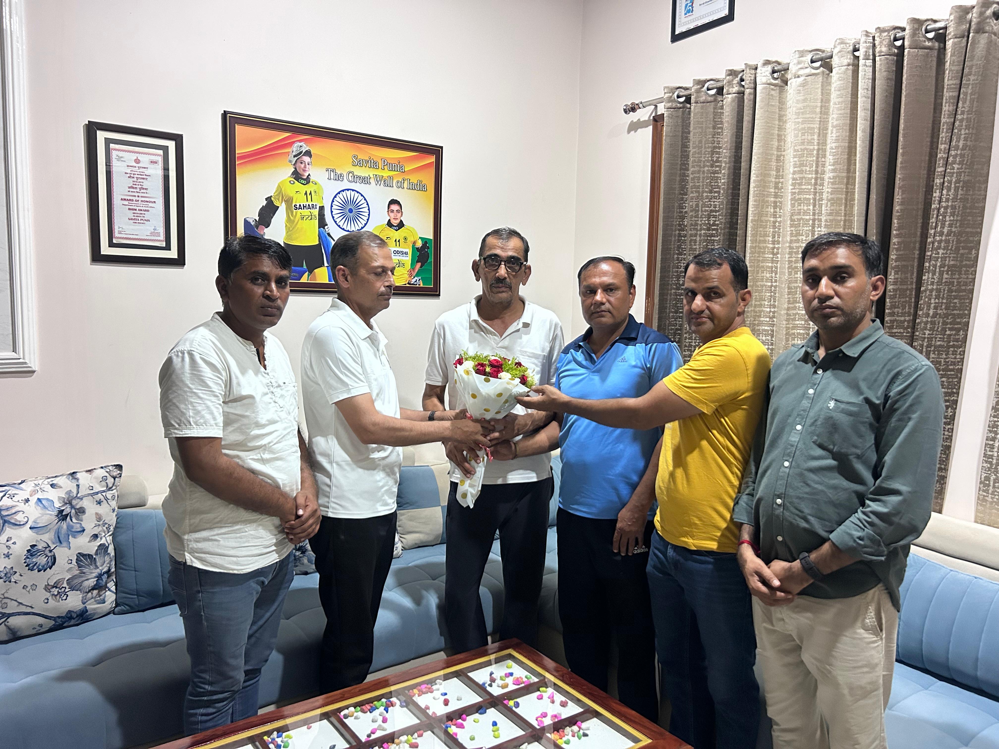 हॉकी प्लेयर सविता पूनिया को सम्मानित करने वीरवार रात जोधका में घर पर पहुंची खेल विभाग की टीम और उनके पिता को बुके भेंट करते हुए