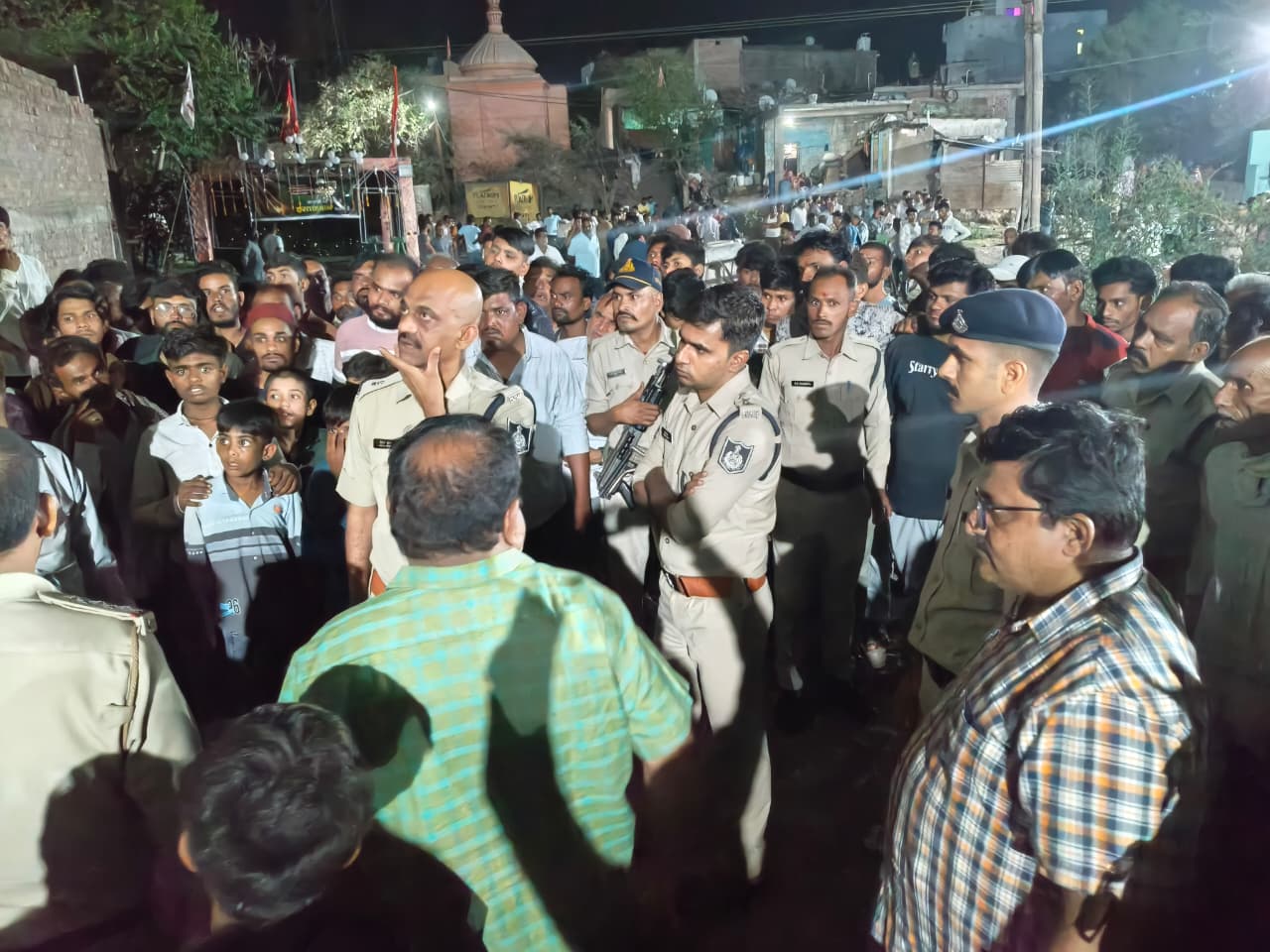 मौके पर पुलिस के जवान और लोग जमा हो गए हैं.