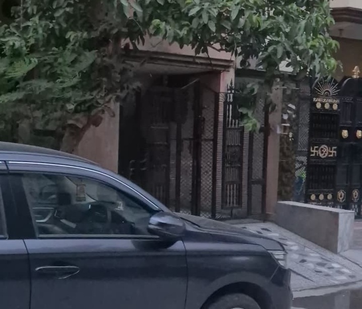 बहारदुगढ़ में चरण सिंह के घर पर सन्नाटा पसरा है।