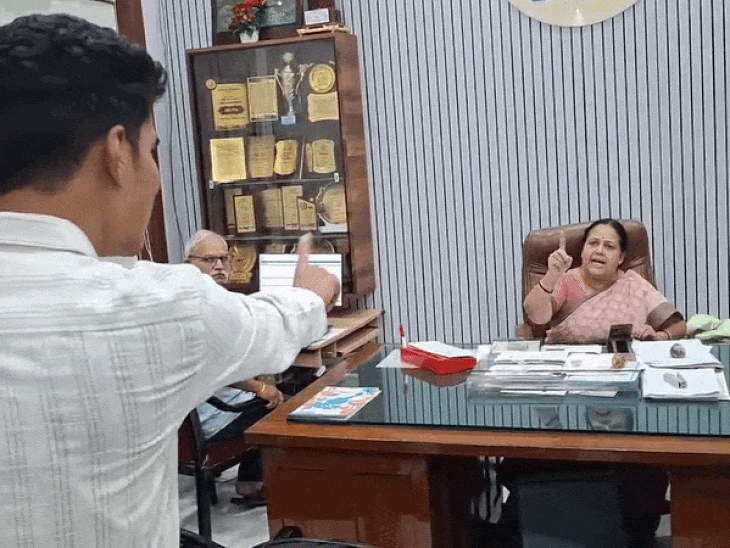 परीक्षा रद्द होने से प्राचार्य कक्ष में बहस करता स्टूडेंट। - Dainik Bhaskar