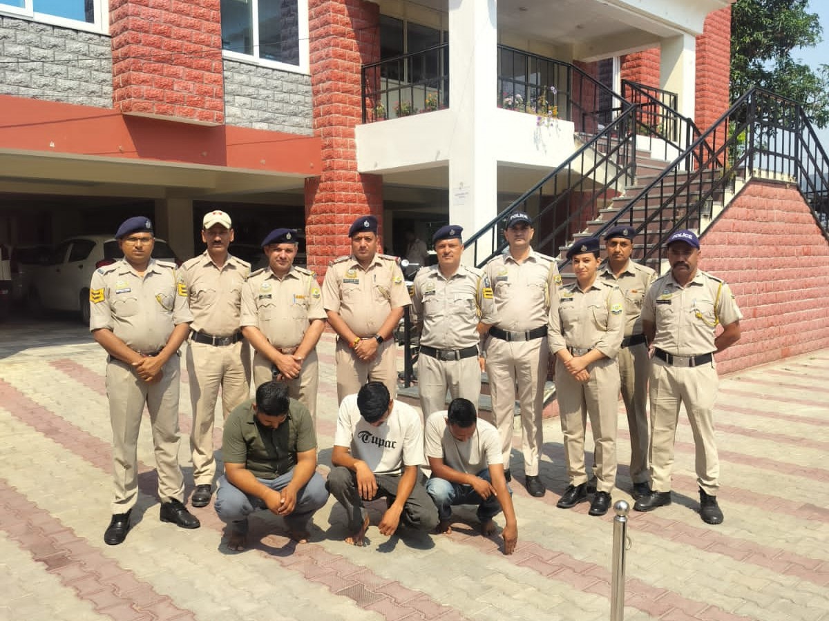 पुलिस की गिरफ्त में तीनों आरोपी। - Dainik Bhaskar