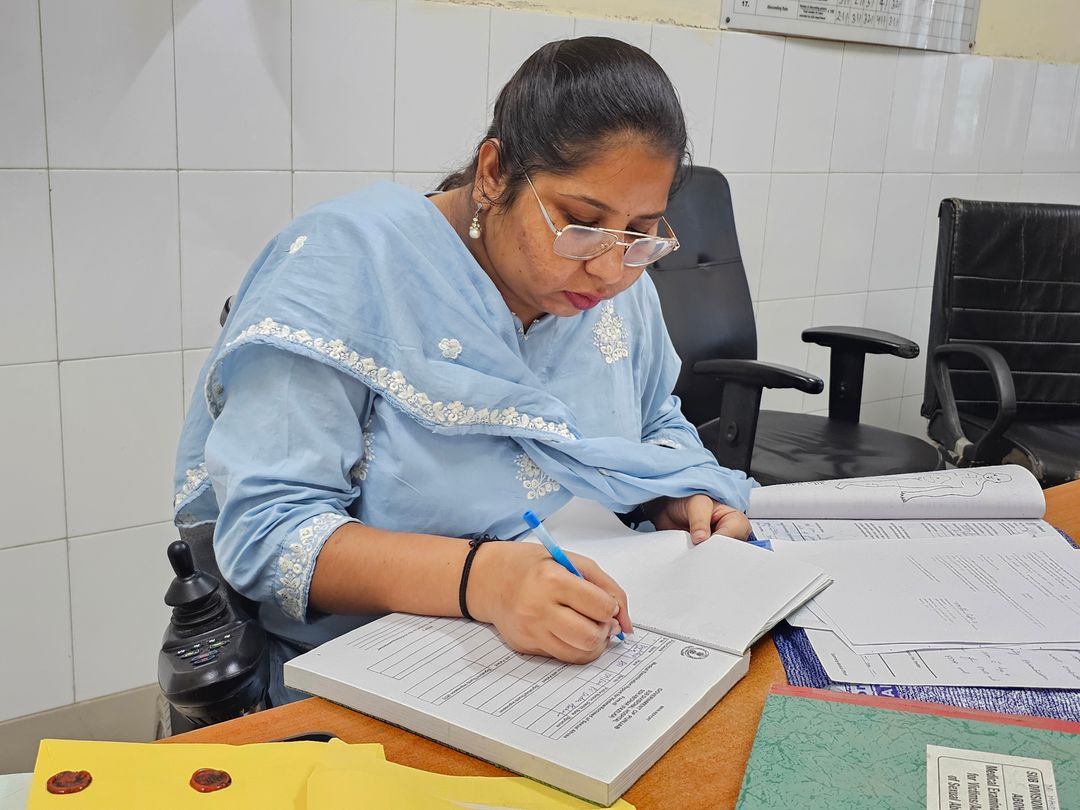 लड़की की मेडिकल जांच करती लेडी डॉक्टर।