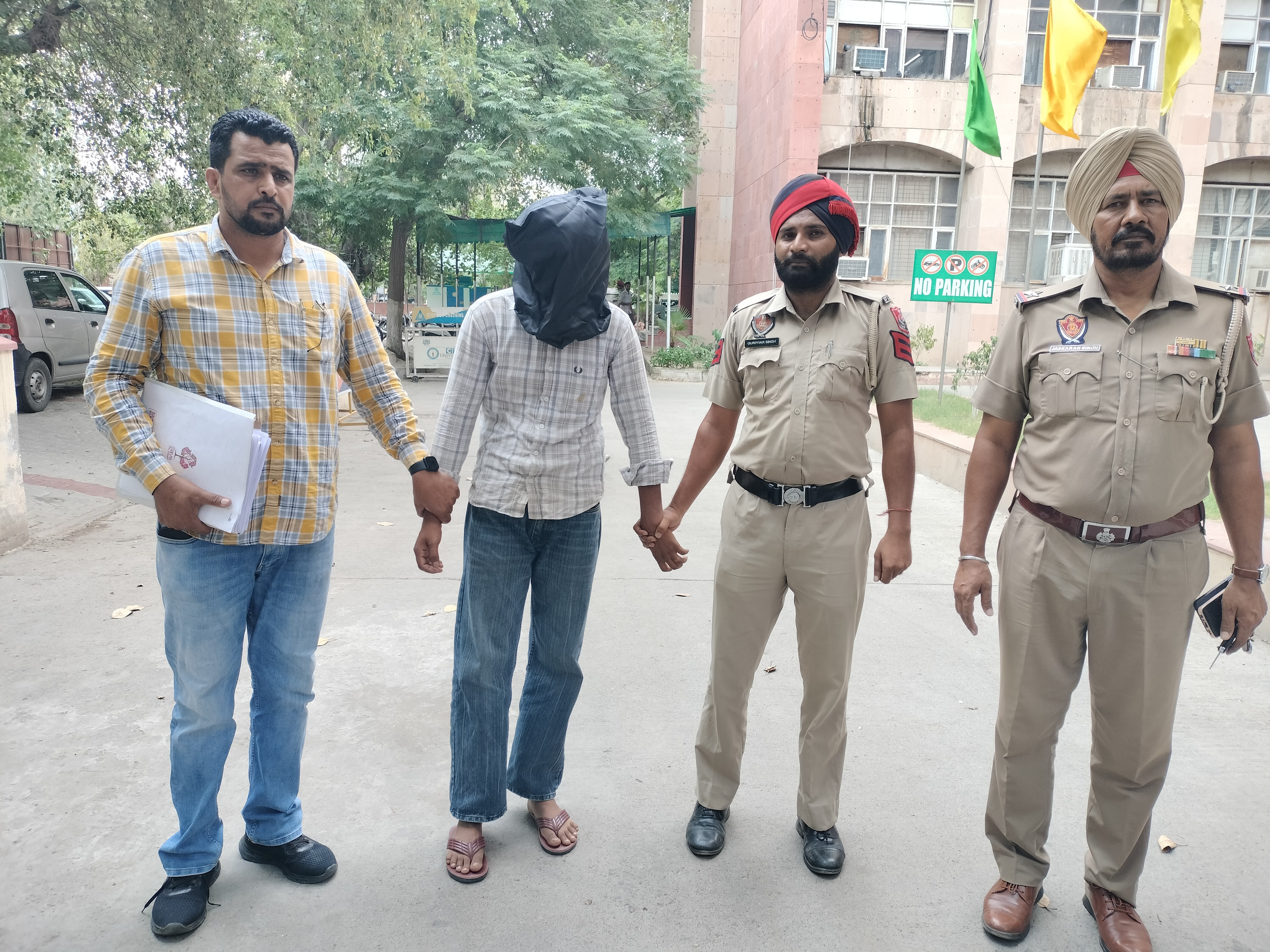 पुलिस की गिरफ्त में आरोपी। - Dainik Bhaskar