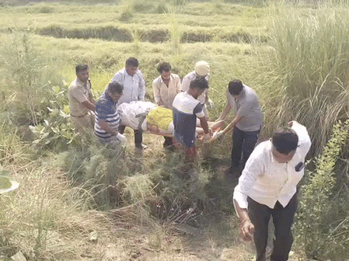 शव को साइड से उठाकर ऊपर लेकर आती पुलिस।