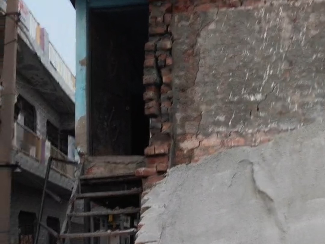 फरीदाबाद में गिरी बिल्डिंग मटेरियल प्लॉट की दीवार।