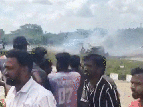 धमाके के बाद स्थानीय लोगों पहुंच गए। लड़की को अस्पताल पहुंचाया।