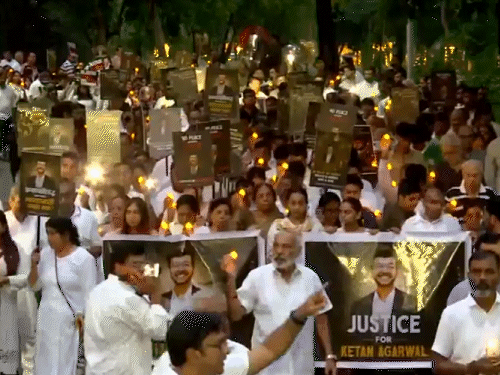 केतन अग्रवाल के परिवार और स्थानीय लोगों ने शनिवार को पिंपरी-चिंचवड़ में कैंडल मार्च निकाला।