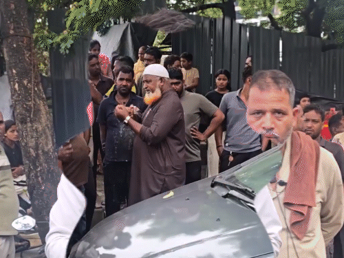 लोगों ने बताया कि कार पार्क में खड़ी थी, तभी यह घटना हुई।