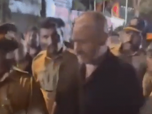 पुलिस ने आरोपी को जुलूस से गिरफ्तार कर लिया