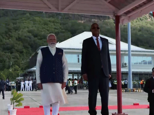 राजधानी विक्टोरिया के सेशेल्स इंटरनेशनल एयरपोर्ट पर राष्ट्रपति डॉ. पैट्रिक हर्मिनी ने उनका स्वागत किया। इसके बाद उन्हें गार्ड ऑफ ऑनर दिया गया।