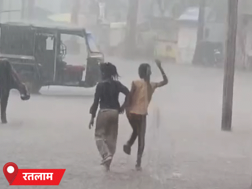 मध्य प्रदेश के रतलाम शनिवार दोपहर के बाद तेज बारिश हुई।
