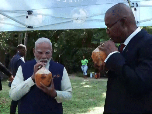 मोदी ने सेशेल्स के राष्ट्रपति पैट्रिक हर्मिनी के साथ नारियल पानी पिया।