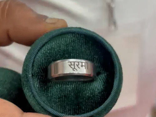 सूरमा लिखी अंगूठी दिखाता एक युवक, जिसे आज सीएम मान ने सम्मानित किया।