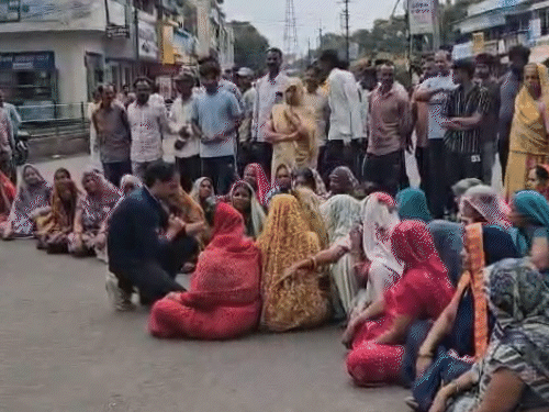 हत्या के बाद परिजनों और ग्रामीणों ने सड़क जाम कर दिया.