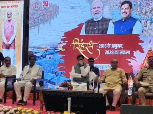 उज्जैन संभाग के कमिश्नर आशीष सिंह ने सिंहस्थ-2028 की तैयारियों को लेकर प्रेजेंटेशन दिया।