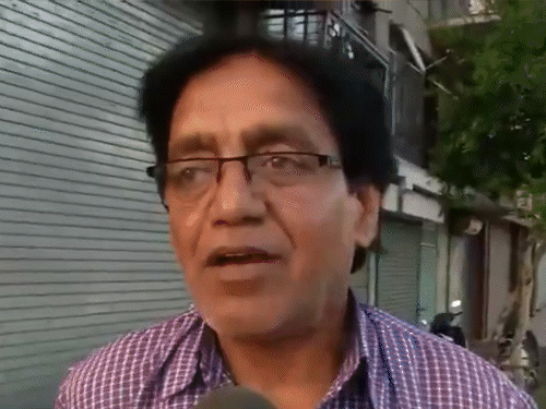 भूकंप की जानकारी देते श्रीनगर के स्थानीय रहवासी।