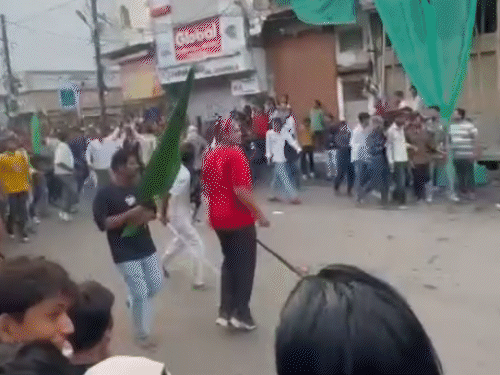 युवकों ने भीड़ पर डंडे बरसाए।