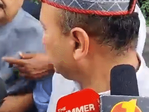 BJP विधायक बलवीर वर्मा जब मीडिया से बातचीत कर रहे थे तो हर्ष महाजन की अचानक तबीयत बिगड़ी।