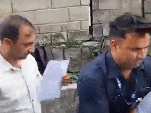 हर्ष महाजन तबीयत बिगड़ने के बाद जमीन पर गिरने लगे।
