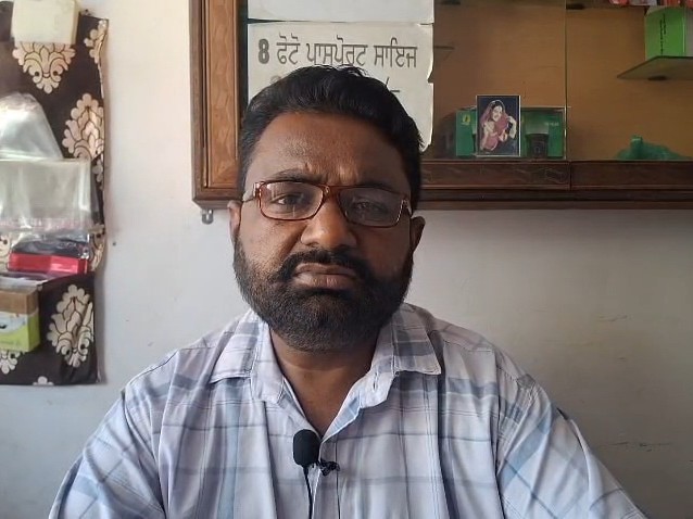 जानकारी देते दुकानदार मलकीत सिंह भट्टी।