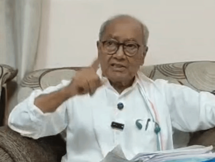 उज्जैन में प्रेस कॉन्फ्रेंस के दौरान पूर्व सीएम दिग्विजय सिंह। - Dainik Bhaskar