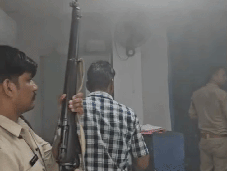 धमाके के बाद भी पुलिस नहीं डरी. वे बैंक के अंदर चले गये.