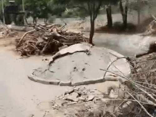 माइनर के पास डाला गया गोबर व कचरा और ये सीधा पानी में गिरता रहता है